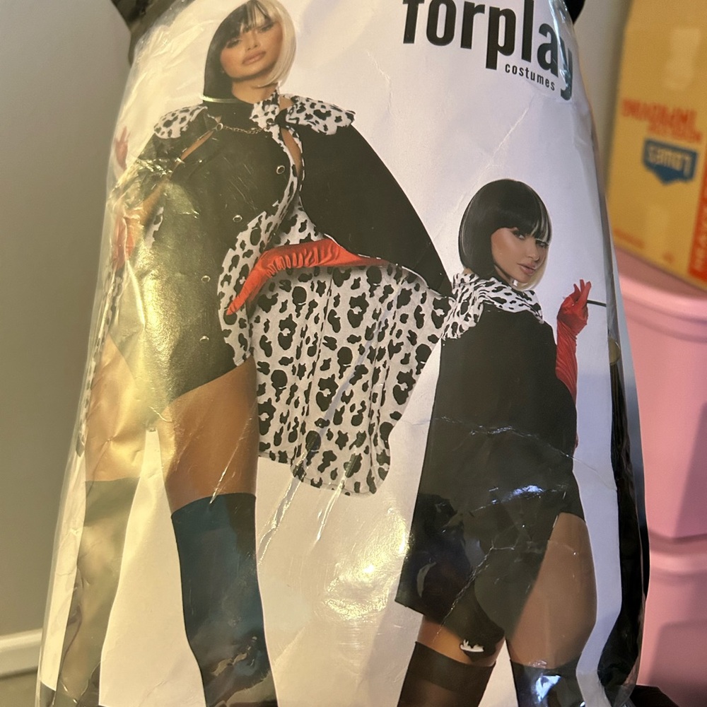 Cruella costume small/medium and wig